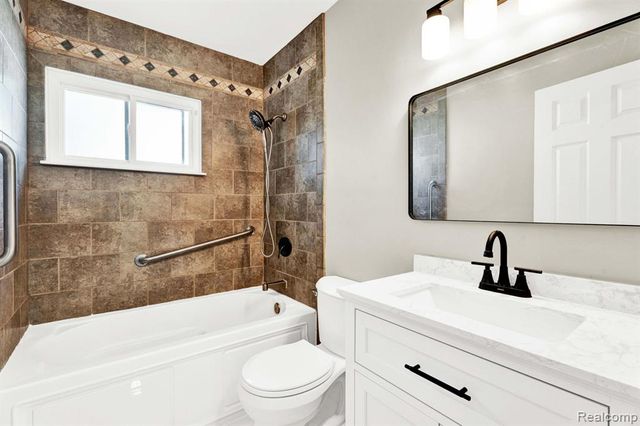 27390 Seyburn Avenue, Warren, MI 48092