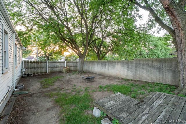 27390 Seyburn Avenue, Warren, MI 48092