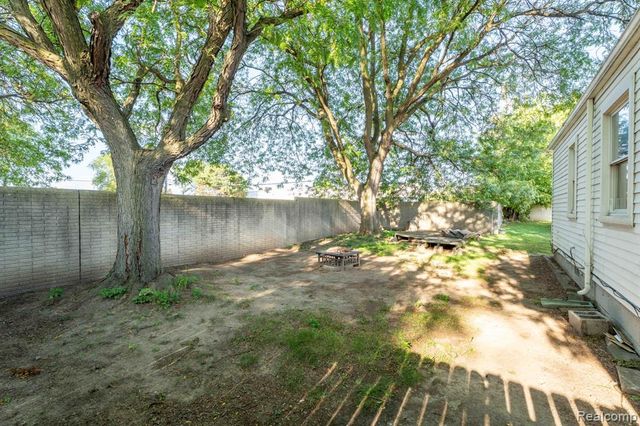 27390 Seyburn Avenue, Warren, MI 48092