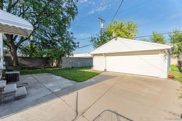 27390 Seyburn Avenue, Warren, MI 48092