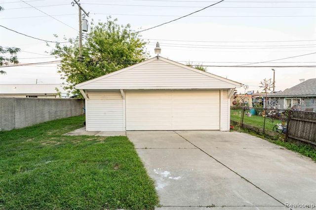 27390 Seyburn Avenue, Warren, MI 48092