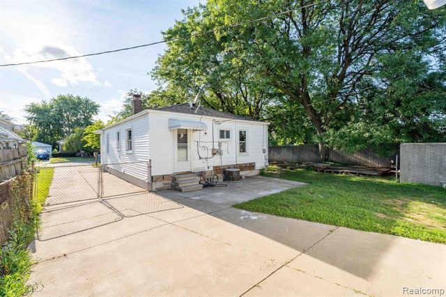 27390 Seyburn Avenue, Warren, MI 48092