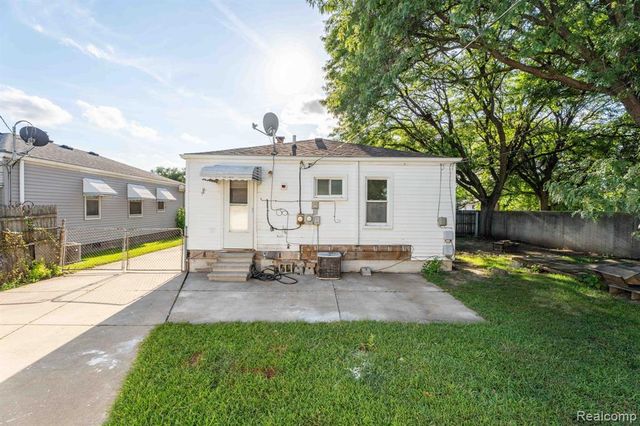 27390 Seyburn Avenue, Warren, MI 48092