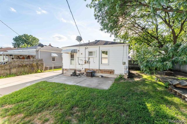 27390 Seyburn Avenue, Warren, MI 48092