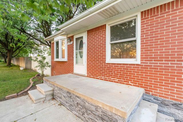 27390 Seyburn Avenue, Warren, MI 48092