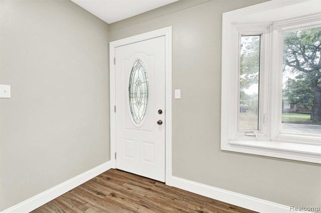 27390 Seyburn Avenue, Warren, MI 48092