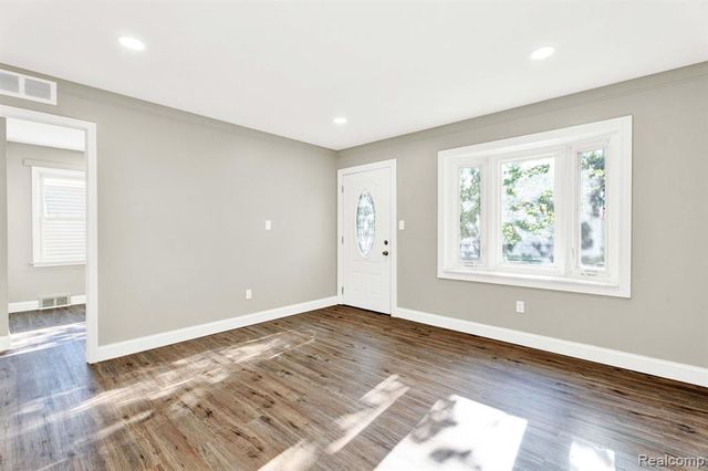 27390 Seyburn Avenue, Warren, MI 48092