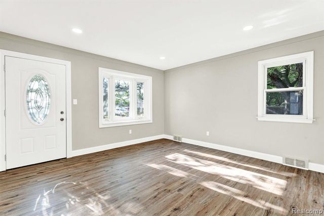 27390 Seyburn Avenue, Warren, MI 48092