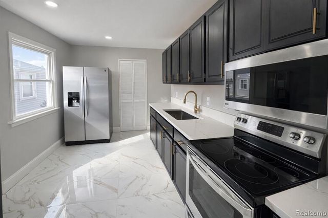 27390 Seyburn Avenue, Warren, MI 48092