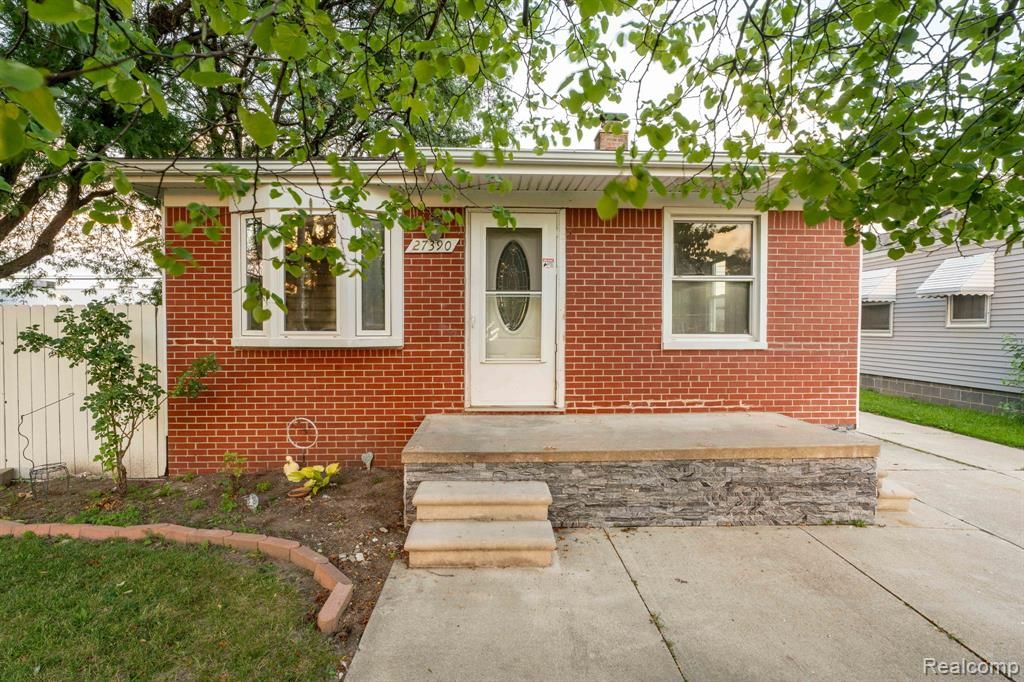 27390 Seyburn Avenue, Warren, MI 48092