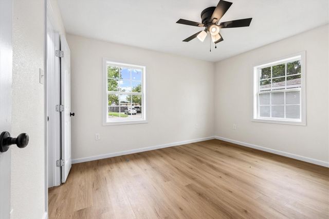 1127 Harris Way, Galveston, TX 77551