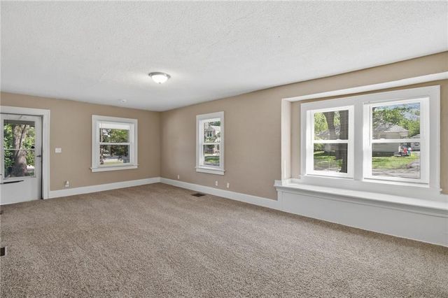 10143 E Golf Avenue, Independence, MO 64053