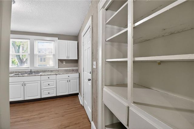 10143 E Golf Avenue, Independence, MO 64053