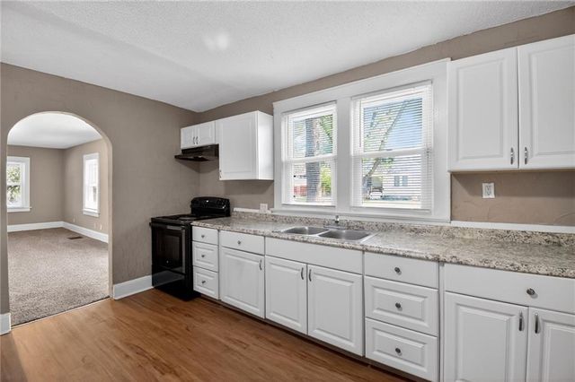 10143 E Golf Avenue, Independence, MO 64053