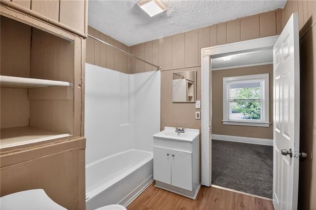 10143 E Golf Avenue, Independence, MO 64053