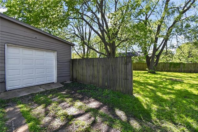 10143 E Golf Avenue, Independence, MO 64053