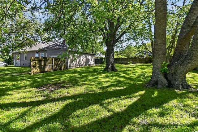 10143 E Golf Avenue, Independence, MO 64053