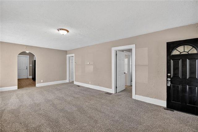 10143 E Golf Avenue, Independence, MO 64053