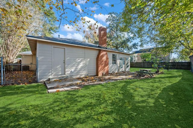 945 N Travis Street, Liberty, TX 77575