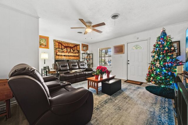 945 N Travis Street, Liberty, TX 77575