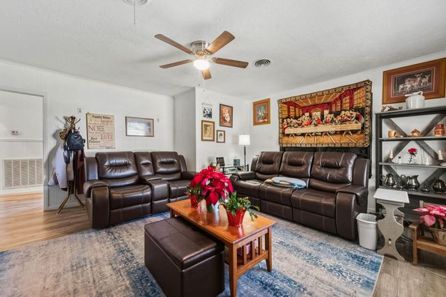 945 N Travis Street, Liberty, TX 77575