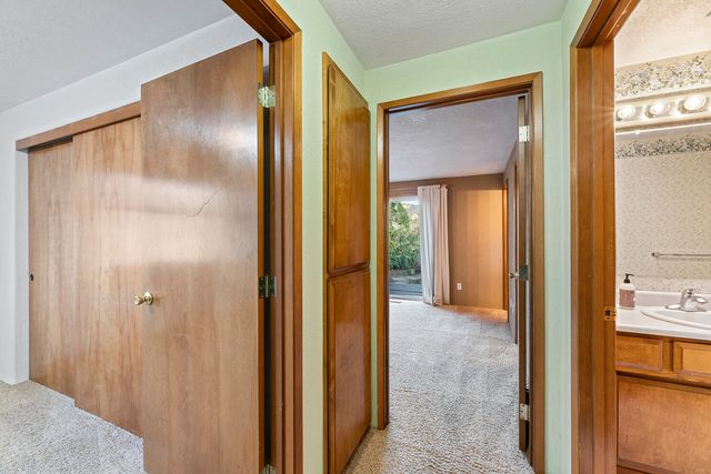 108 Meadow View Drive, Phoenix, OR 97535