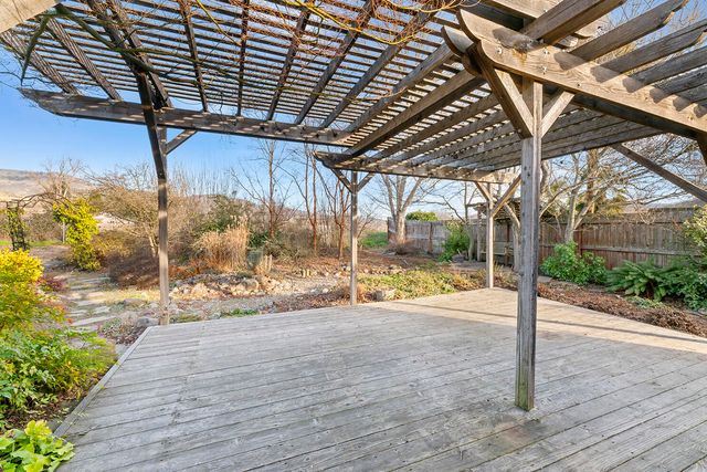 108 Meadow View Drive, Phoenix, OR 97535