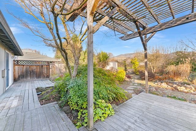 108 Meadow View Drive, Phoenix, OR 97535