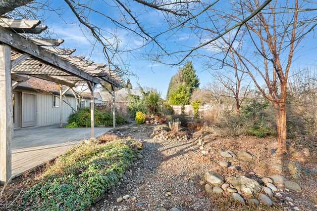 108 Meadow View Drive, Phoenix, OR 97535