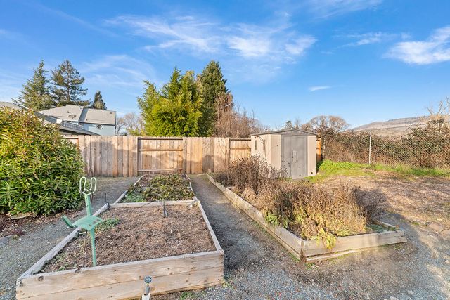 108 Meadow View Drive, Phoenix, OR 97535