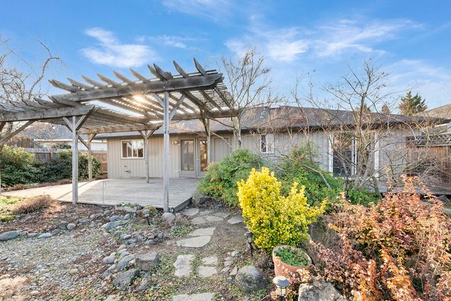 108 Meadow View Drive, Phoenix, OR 97535