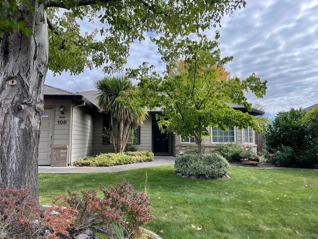 108 Meadow View Drive, Phoenix, OR 97535