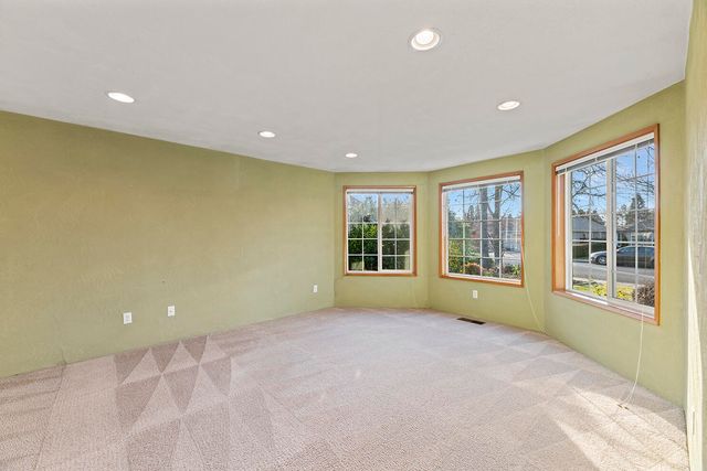 108 Meadow View Drive, Phoenix, OR 97535