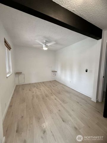 704 Kansas Street SW, Orting, WA 98360