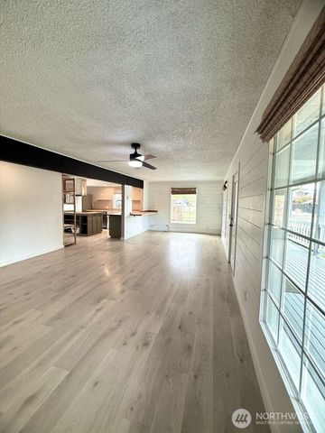704 Kansas Street SW, Orting, WA 98360