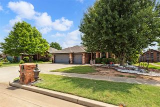 704 N Geronimo Way, Mustang, OK 73064