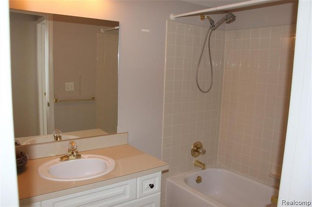 4428 Berkshire Dr, Sterling Heights, MI 48314