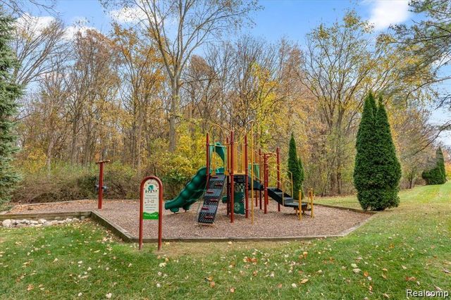 4428 Berkshire Dr, Sterling Heights, MI 48314