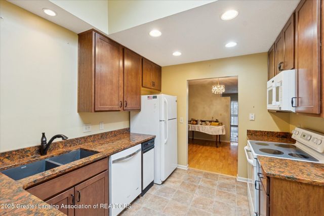 1106 S Ridge Road, Lansing, MI 48917