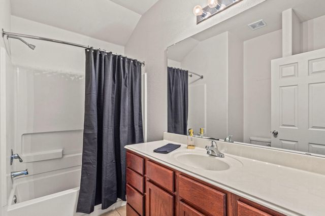 112 Major Lee LN, Jarrell, TX 76537