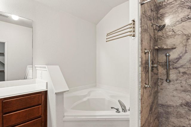 112 Major Lee LN, Jarrell, TX 76537
