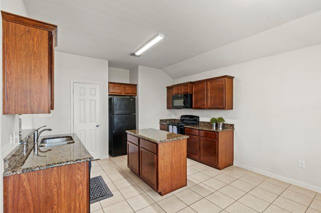 112 Major Lee LN, Jarrell, TX 76537