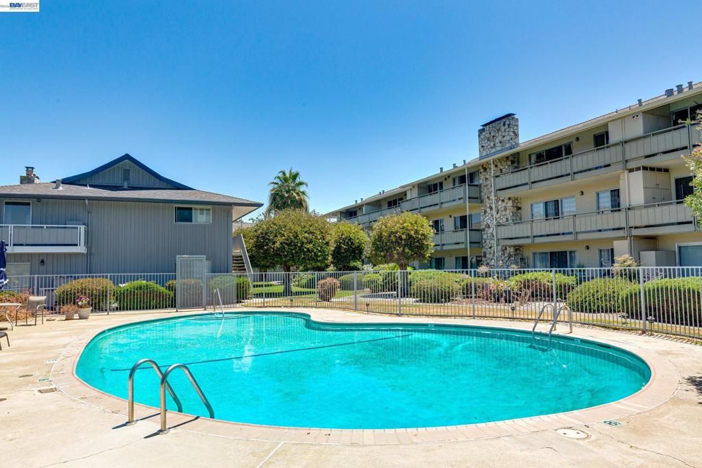 Image 15 of property listing at 339 Broadway 307, Alameda, CA 94501