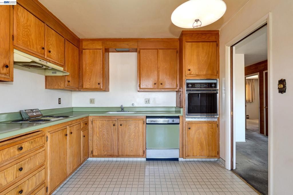 Image 2 of property listing at 339 Broadway 307, Alameda, CA 94501