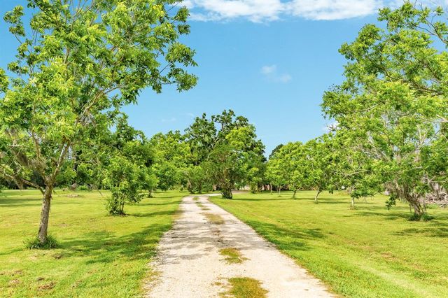 700 Sally Lake Road, Angleton, TX 77515