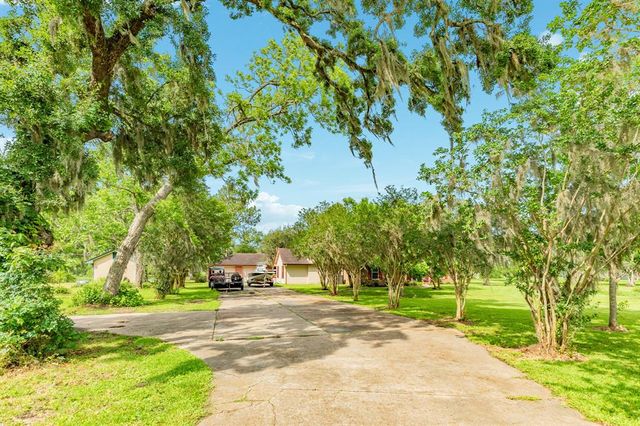 700 Sally Lake Road, Angleton, TX 77515