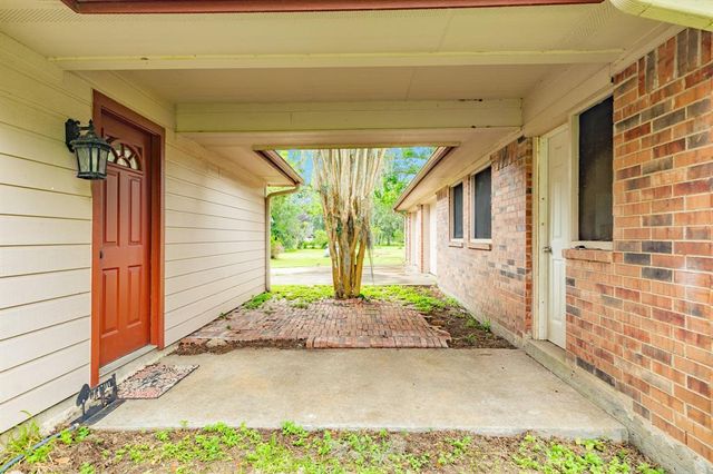 700 Sally Lake Road, Angleton, TX 77515