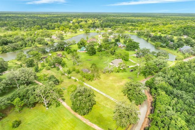700 Sally Lake Road, Angleton, TX 77515