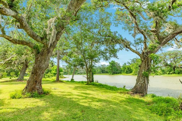 700 Sally Lake Road, Angleton, TX 77515