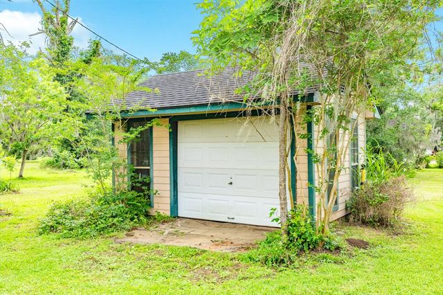 700 Sally Lake Road, Angleton, TX 77515